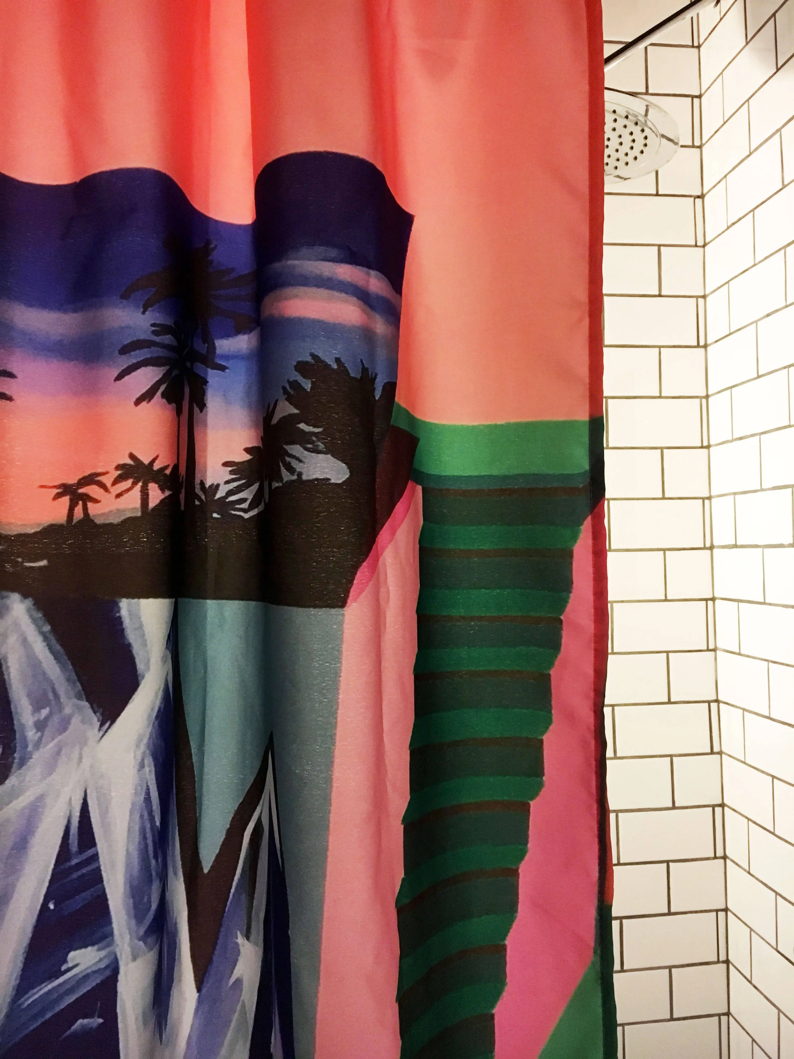 Rideau de douche de polyester, durable et lavable, conçu en collaboration avec l'artiste peintre marlene brando