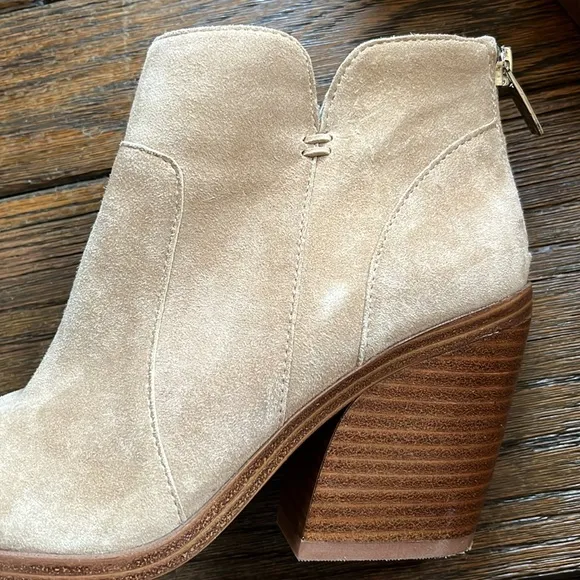 Vince Camuto Gradesha Suede Tortilla Ankle Boot Size 6.5
